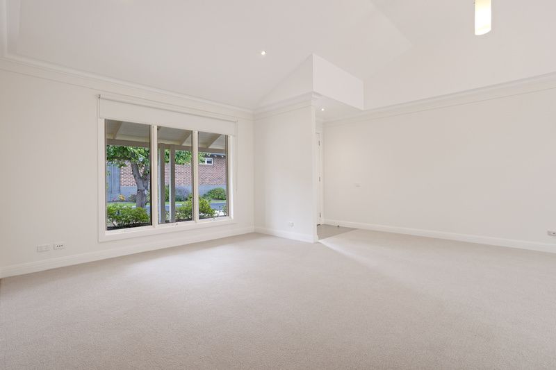 Impressive Villa with Vaulted Ceilings and Private Courtyard