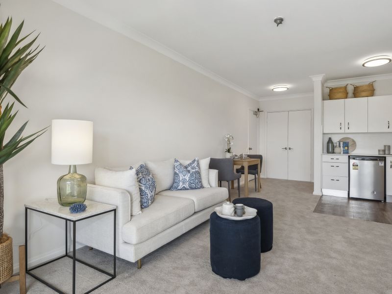 Light-filled apartment with large balcony