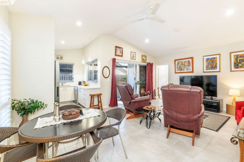 Spacious Home, Bushland Views