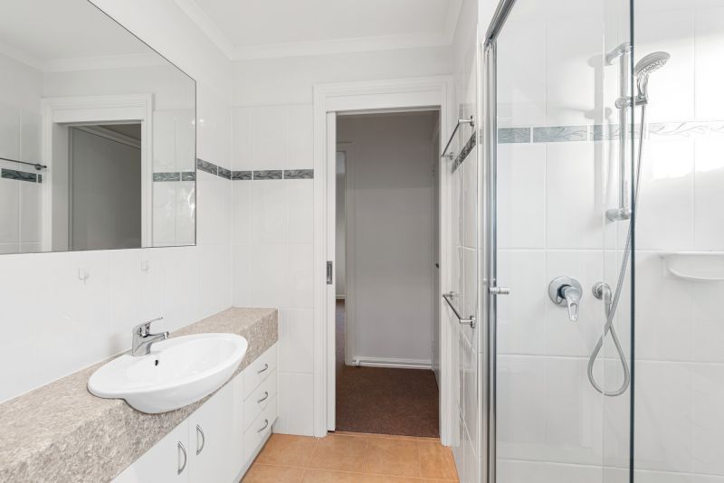 Spacious, light-filled 2br unit with bay windows & garden views