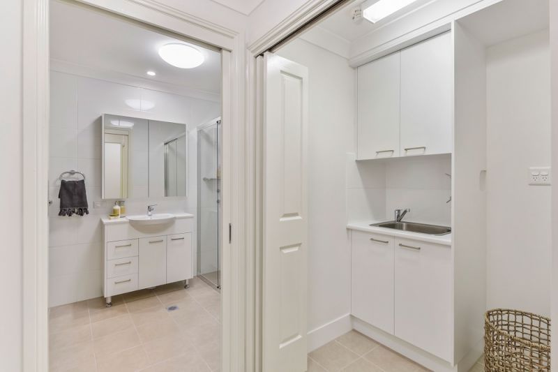 1 bedroom ground floor apartment close to all Manor amenities
