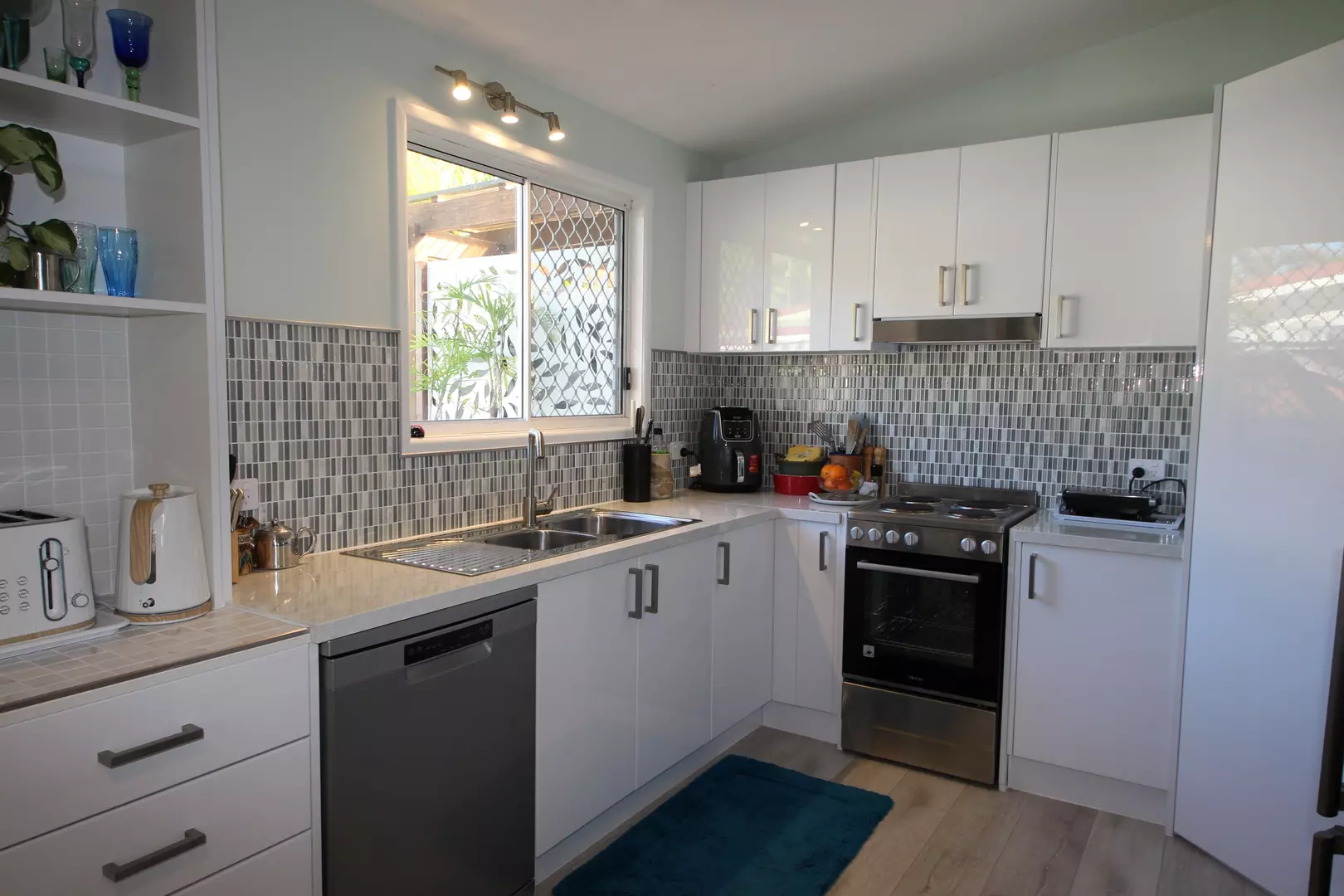 Large 2 Bedroom Overlooking the pool