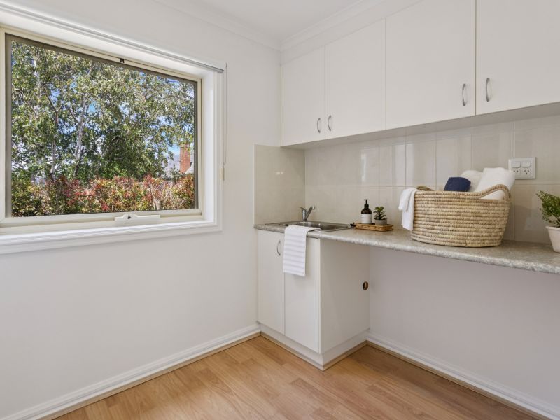 Spacious, light-filled 2br unit with bay windows & garden views