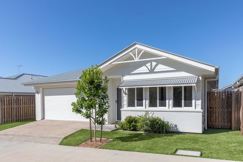 Enjoy nature, birds, gardens and peace and quiet in this immaculate lowset home