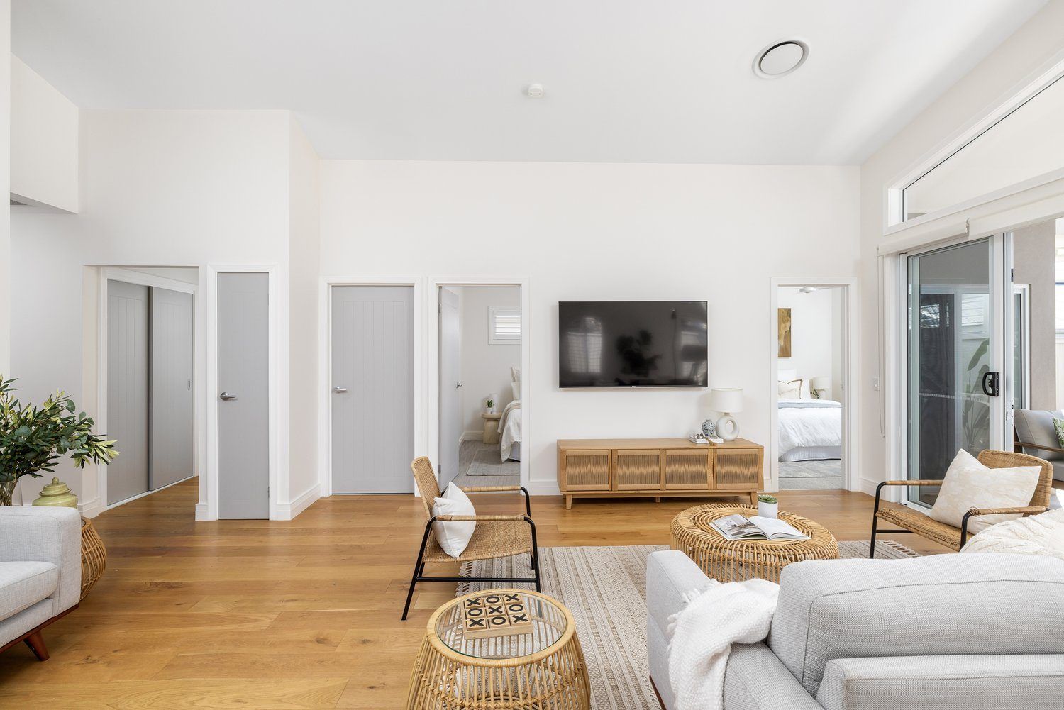 Elegant Three-Bedroom Retreat - Sunlit Alfresco Living