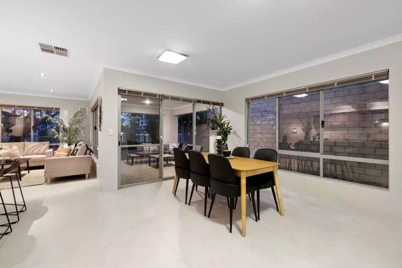 Spacious Riverside Family Retreat!