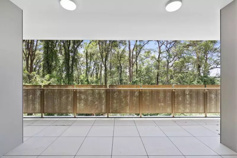 Top-floor apartment with private tree top views