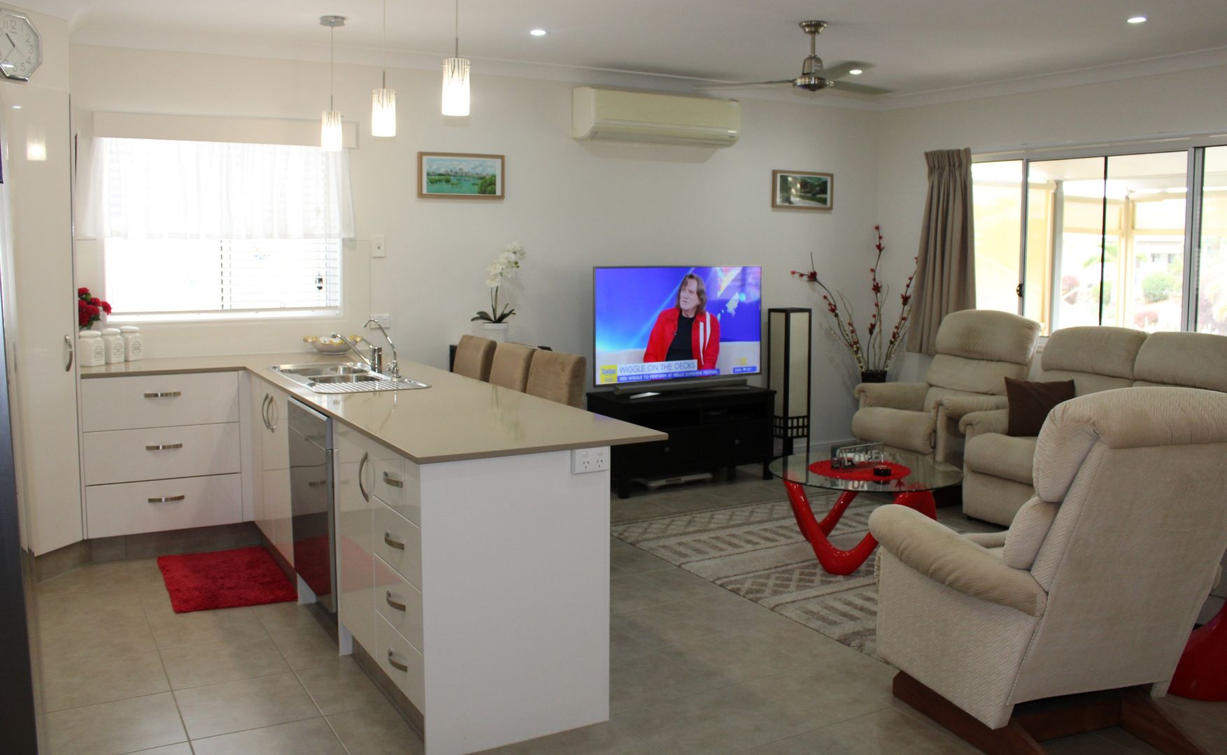 Beautifull Presented lakeside home