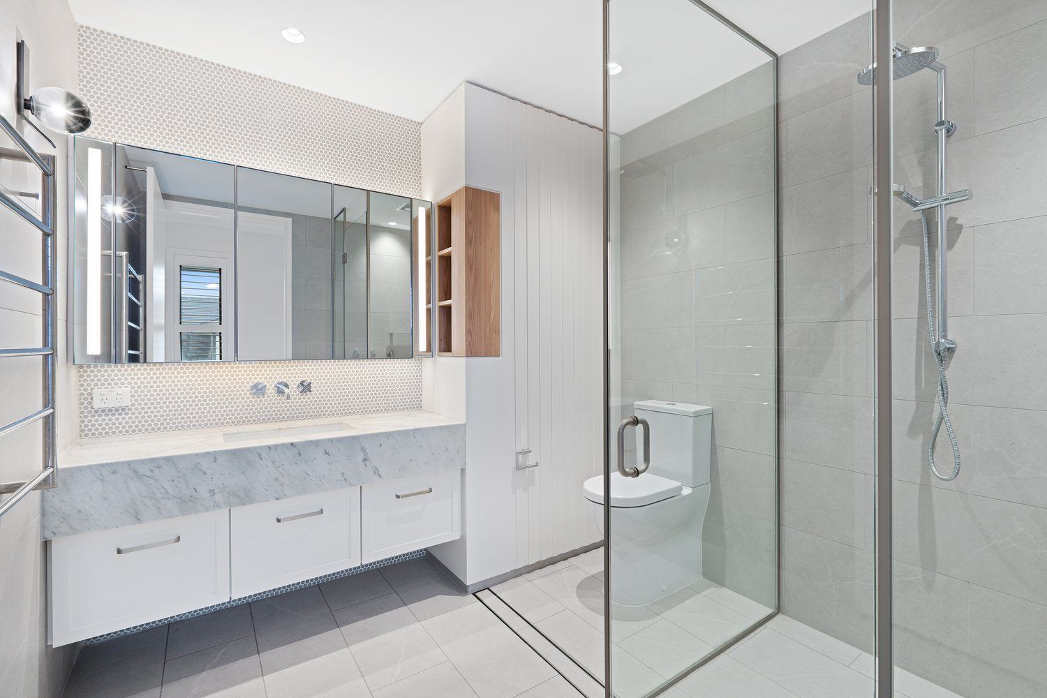 Elegant three-bedroom apartment with study in Gordon Quarter