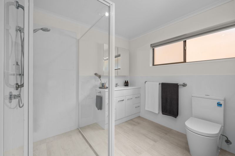 Two bed unit with majestic views of the Derwent River