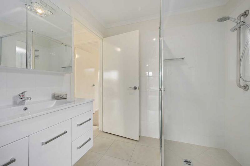 Lovely unit located in a quiet Court.