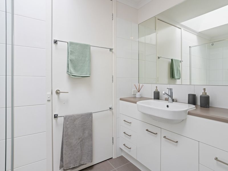 Lovely Villa with Courtyard and Sunroom