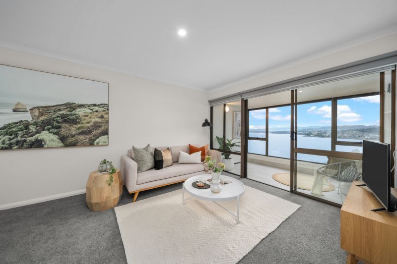 Two bed unit with majestic views of the Derwent River