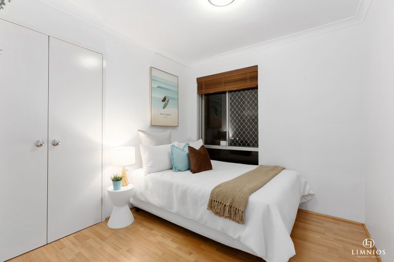 Spacious end villa with massive yard!