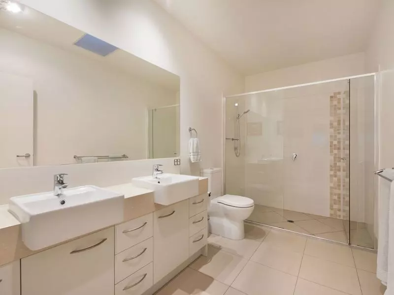 Luxury, Landing living