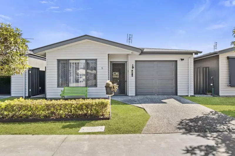 Private Parkside Haven - Quiet Location