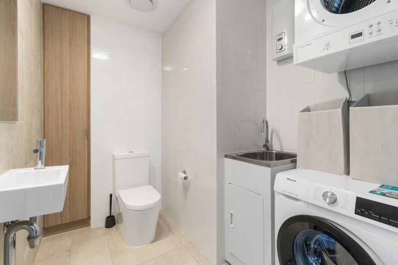 Stunning Views and Urban Lifestyle!!