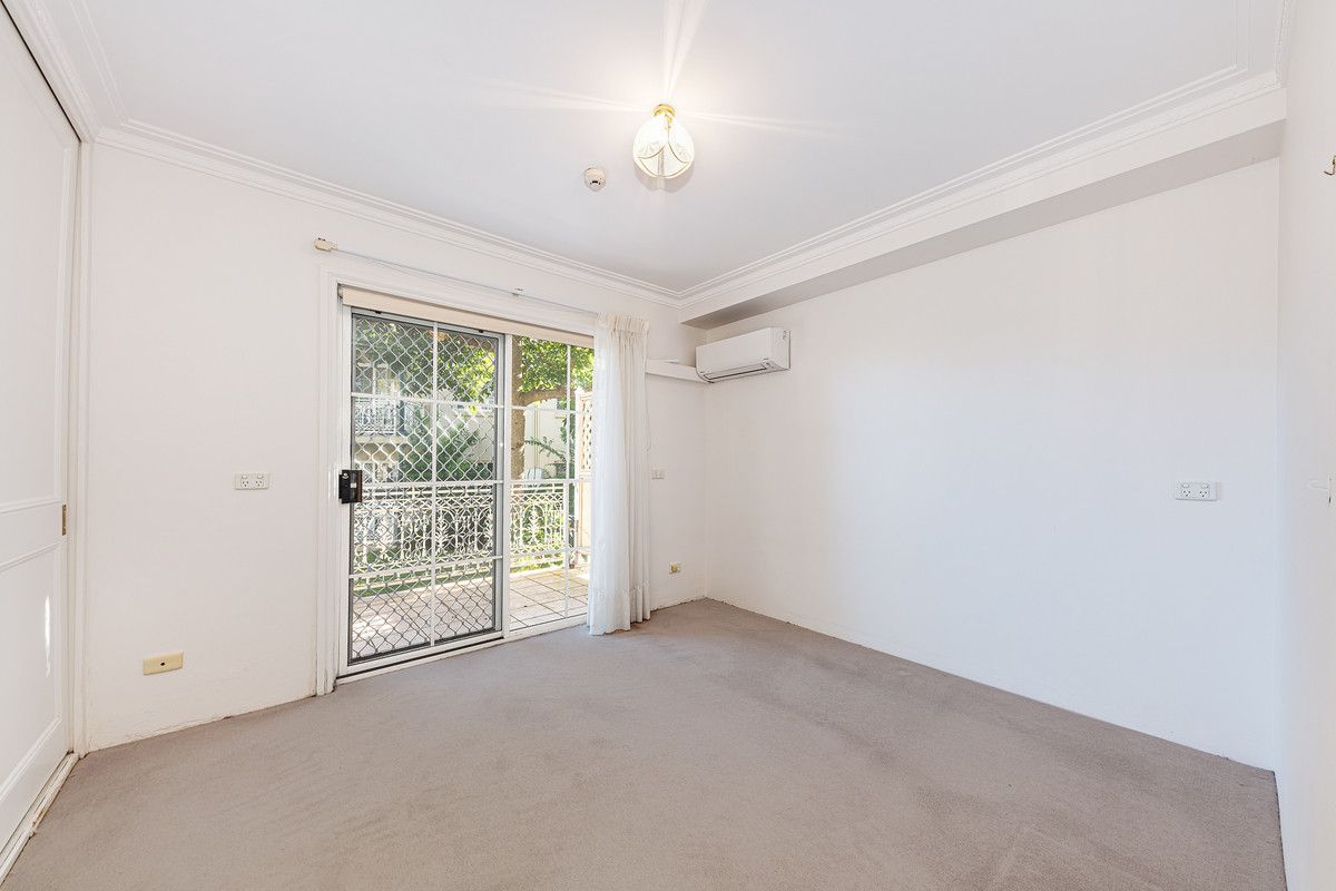 Spacious 1 bedroom Apartment with an Extended Balcony and Garden Outlook