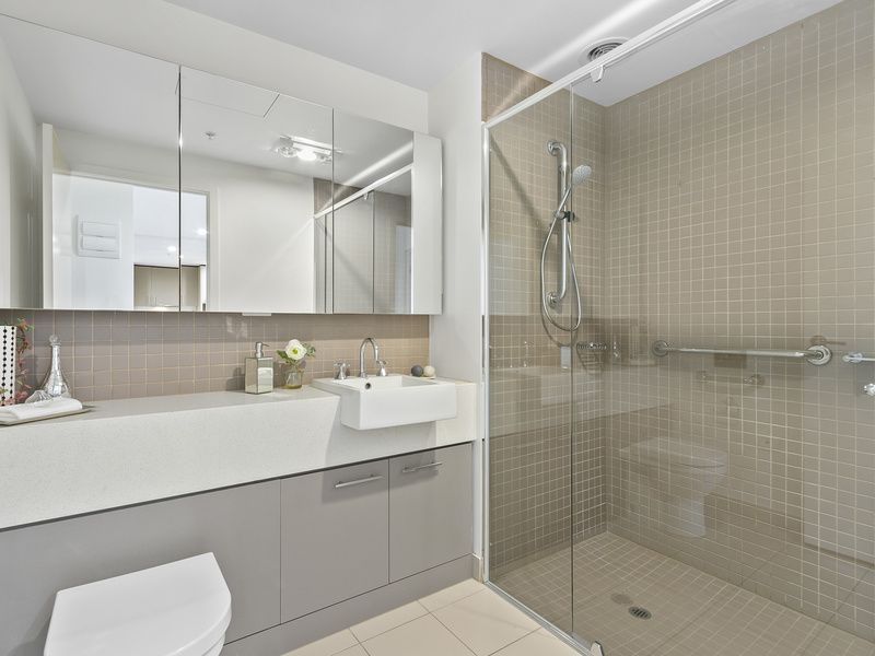 Bright, Airy Apartment with Balcony Views and Modern Finishes