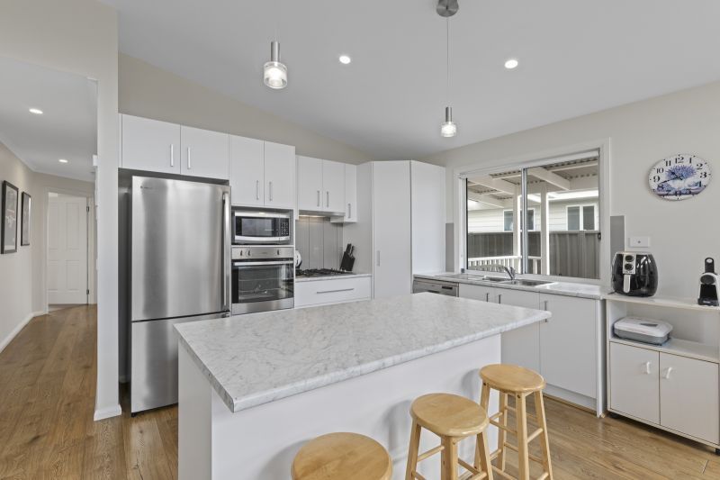 Spacious Modern Home with Entertainer's Deck