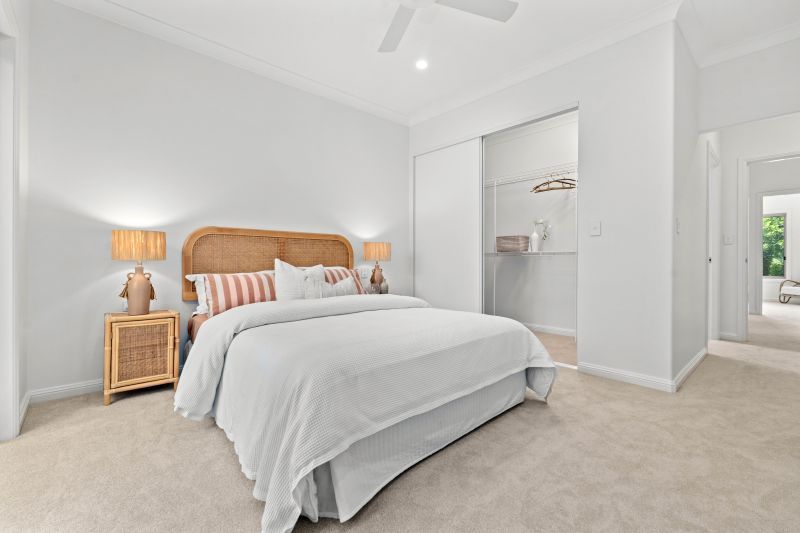 Spacious villa with double lock up garage