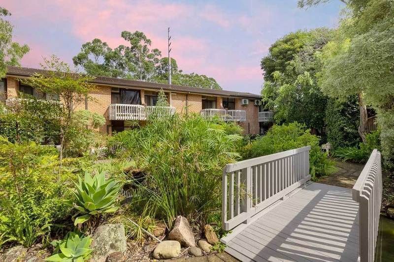 Sunny North facing studio apartment with terrace overlooking luscious green gardens.