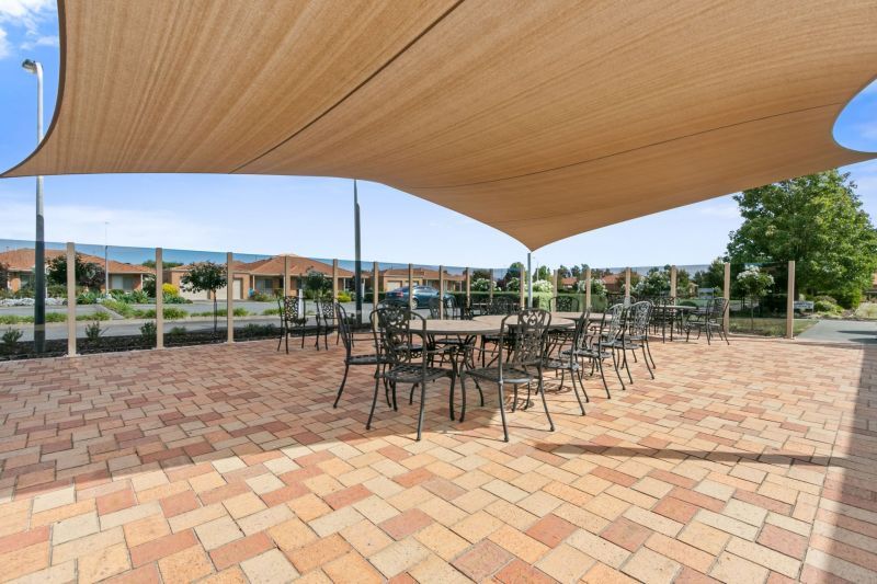 Stylish, 2-bedroom, modern villa close to the shops