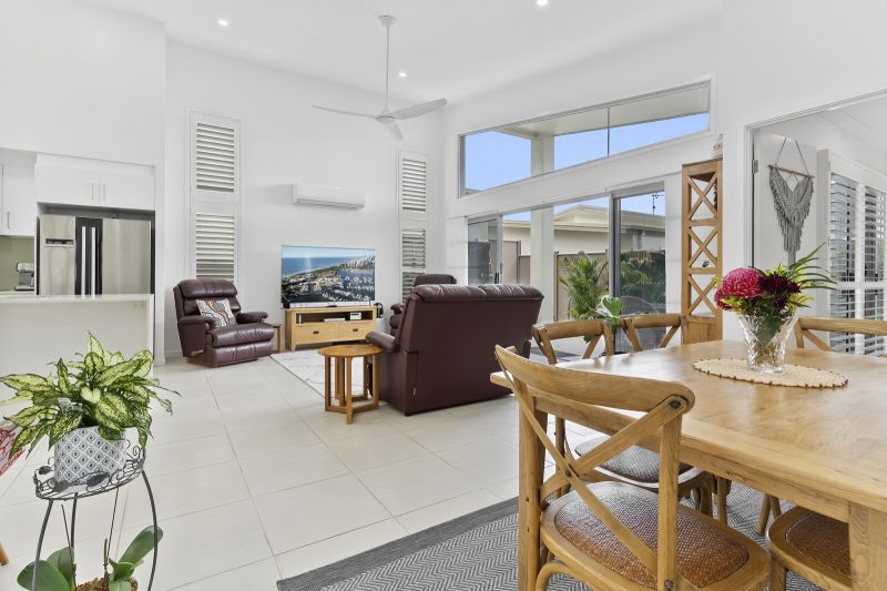 Contemporary Luxury – Exquisite Rainforest Views!