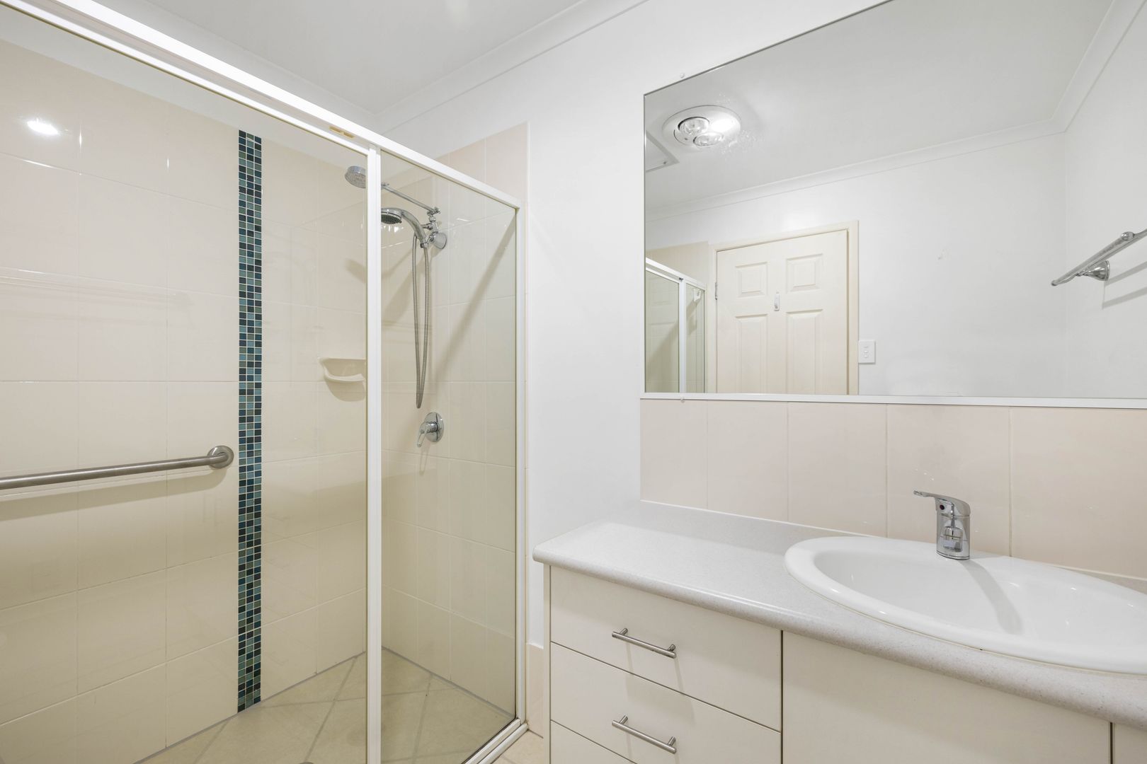Lovely 2 Bedroom Home Close to the Country Club