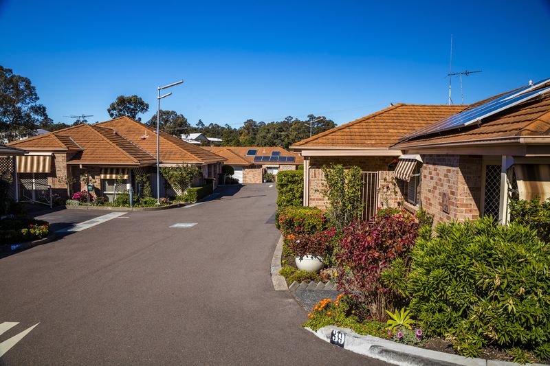 Charming Villa with Private Garden, Solar Power, and Spacious Interiors