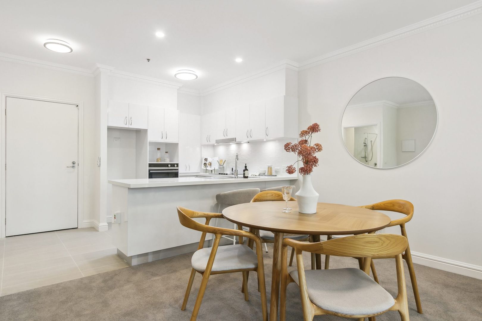 Spacious ground-floor apartment opening onto beautiful garden setting