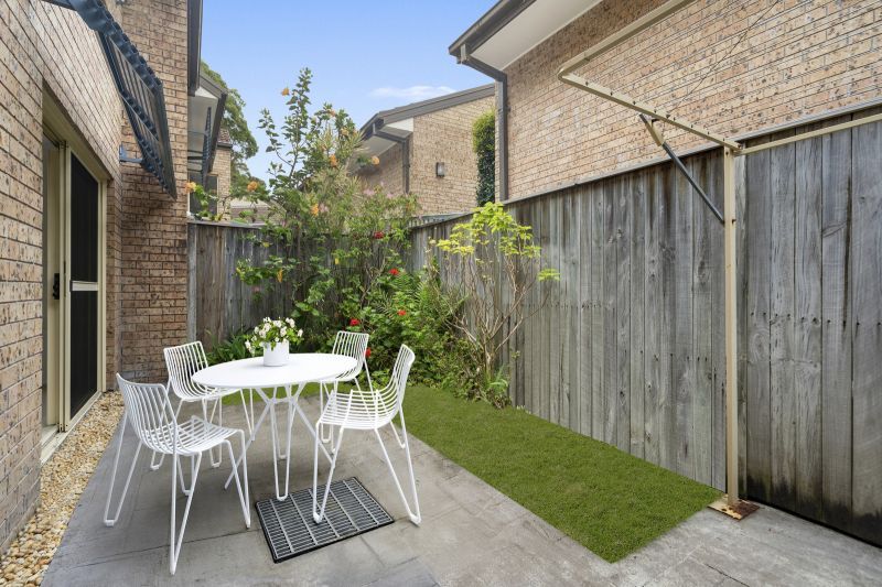 Peaceful 2-bedroom residence embraced by greenery