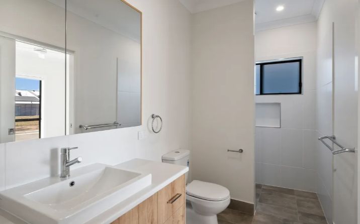 Modern 2 bed home with outdoor deck and private garden