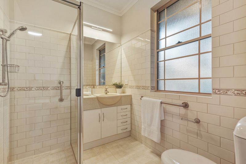 Sunlit Villa with Lush Gardens and Entertainer’s Delight