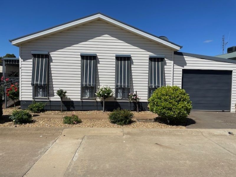 Quiet Court Location, just move in!