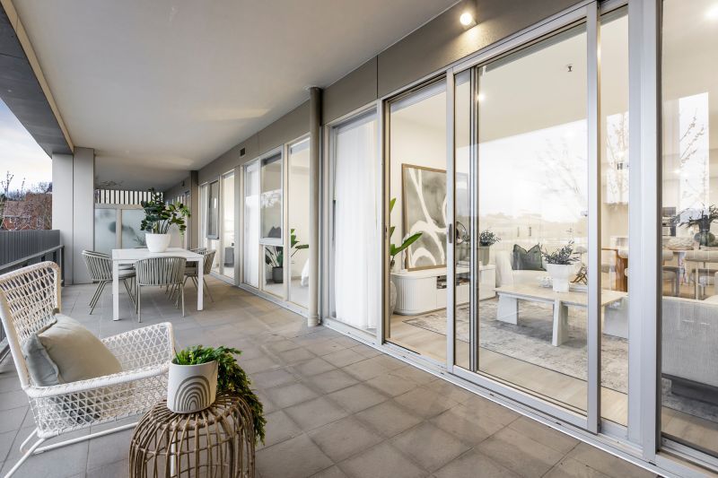 North-facing 2-bedroom apartment with views!