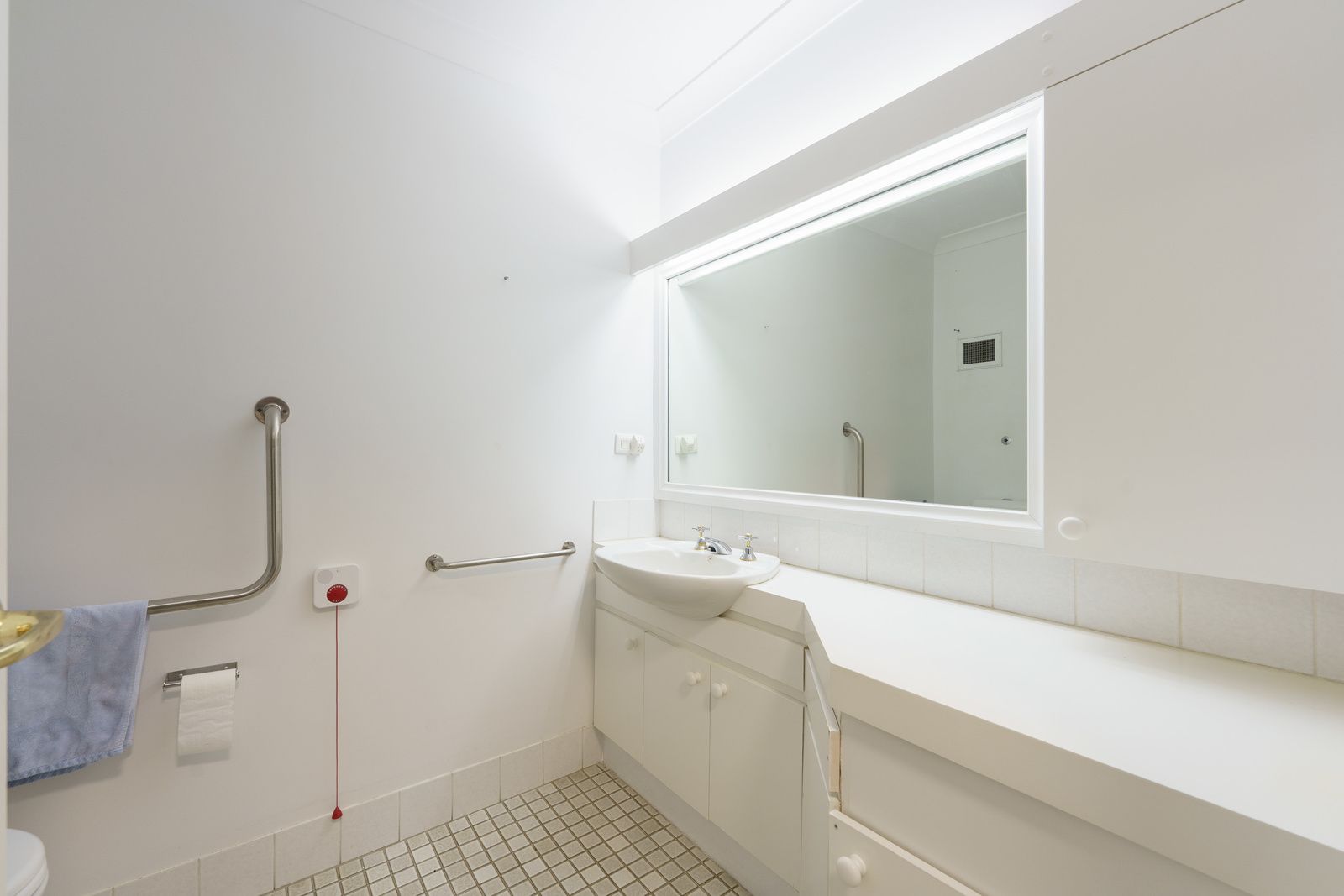 West-facing one-bedroom apartment with new kitchen