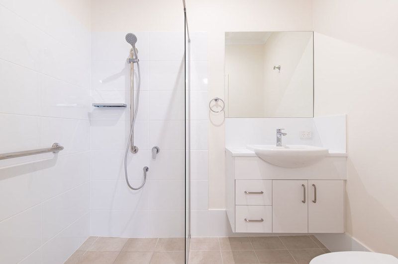 Spacious serviced apartment opening onto lovely communal courtyard