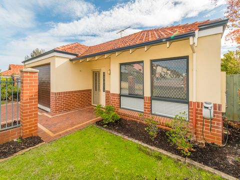 Rare Opportunity to purchase into the Popular Peter Arney Retirement Living Complex! Relax and Enjoy Your New Low Maintenance Home!