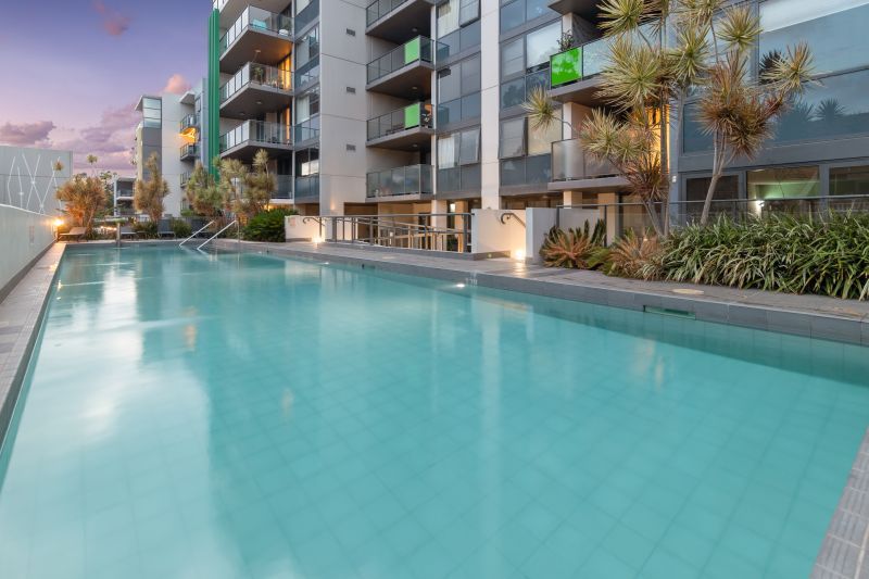 Top Floor Apartment With Views!