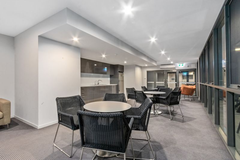 Top Floor Apartment With Spectacular Views!