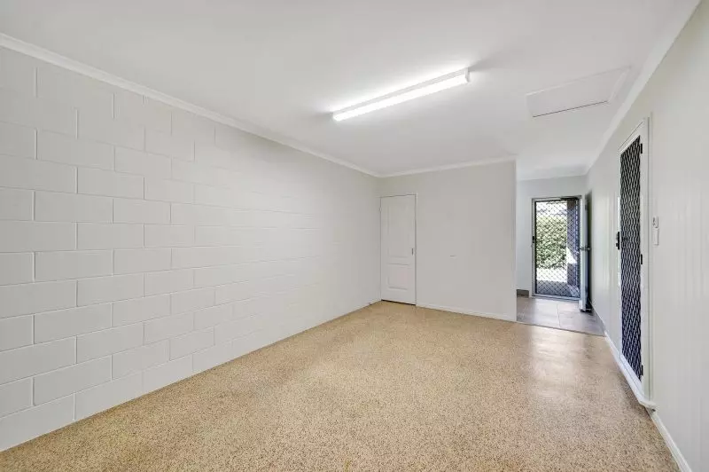 Large 3 bedroom villa, close to Lake!