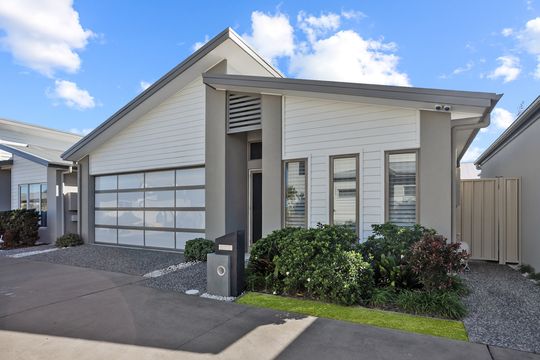 Palm Lake Fern Bay- Modern home in immaculate condition