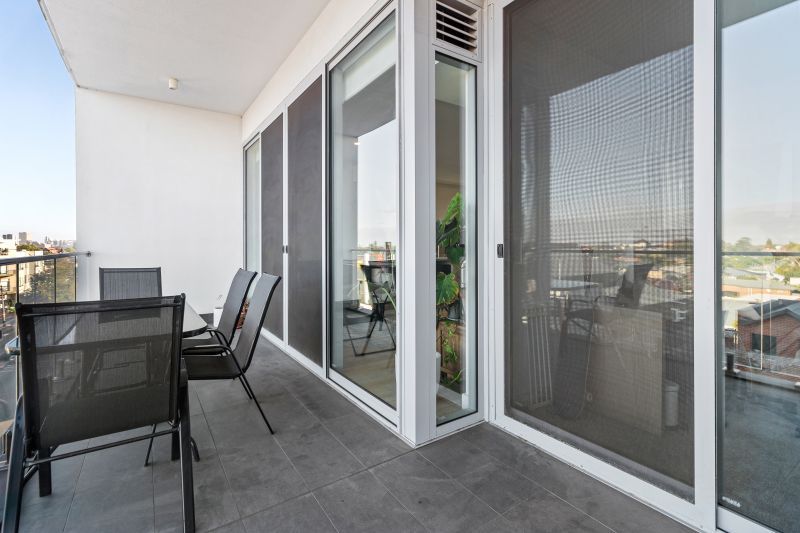 Stunning Views and Urban Lifestyle!!