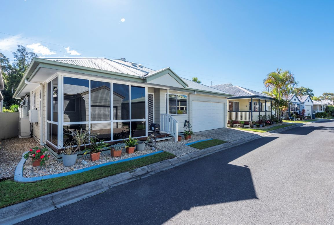 Home with Everything including a Double Garage - Palm Lake Yamba