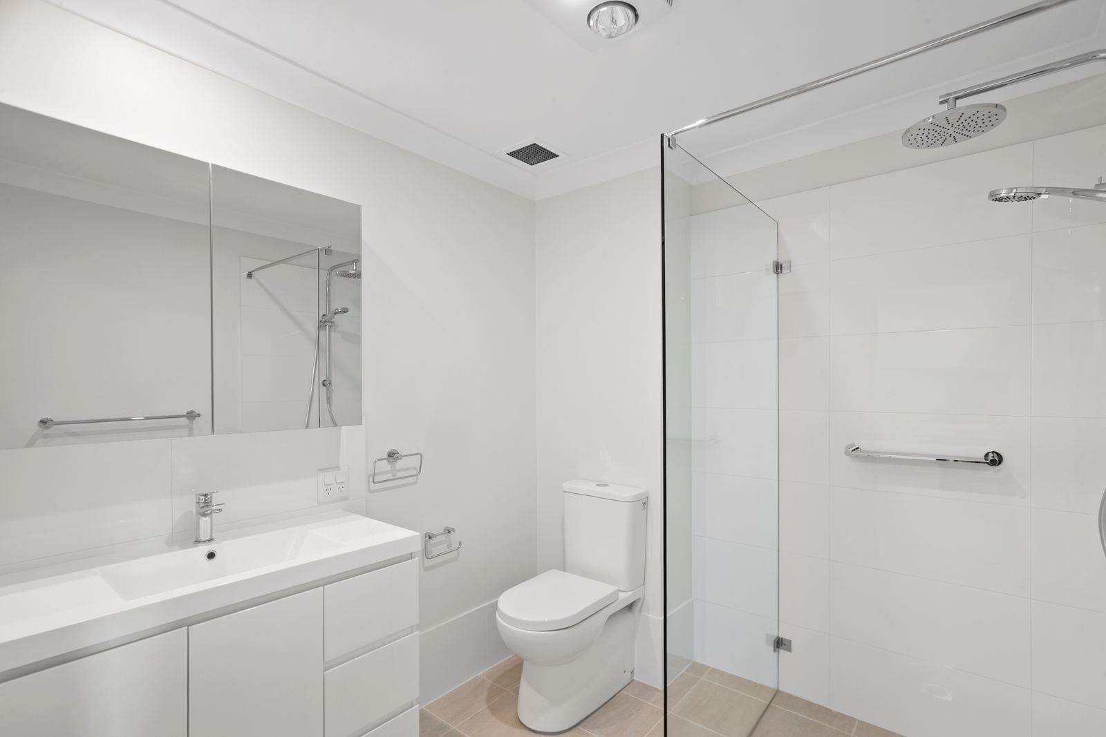 Sun-drenched serviced apartment with everyday support