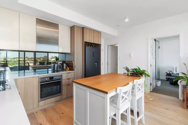 Stunning Views and Urban Lifestyle!!