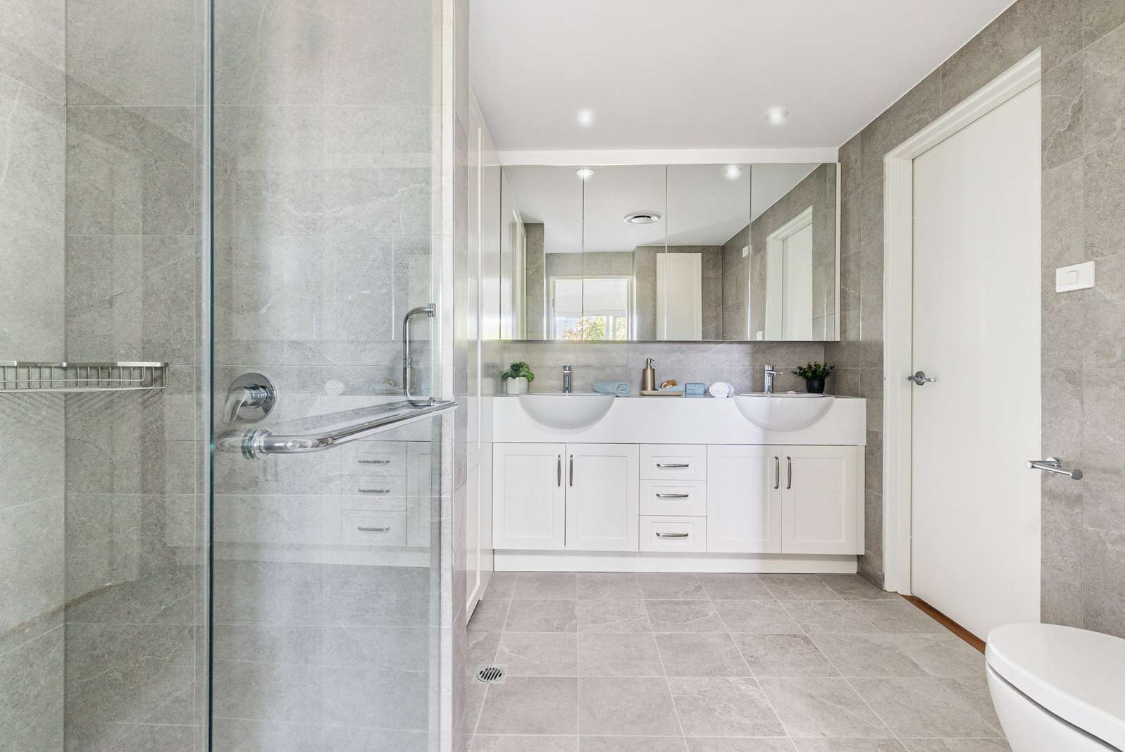 Newly renovated 2-bedroom unit with courtyard, patio and village amenities 