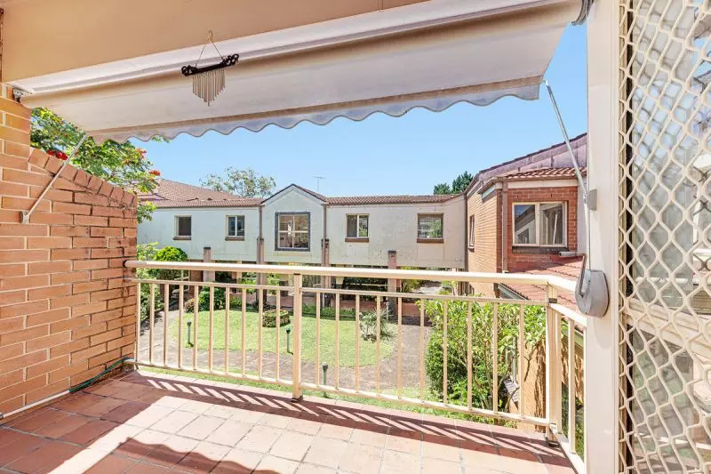 DELIGHTFULLY SUNNY APARTMENT OVERLOOKING THE GARDENS