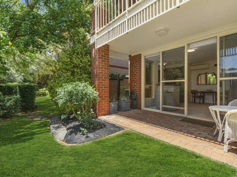 Secluded garden apartment with lush surroundings